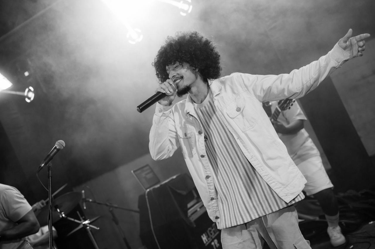WILL de braços abertos no palco